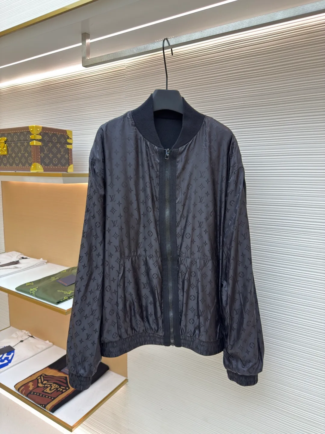 LOUIS VUITTON double-sided zipper jacket ●Authentic product: 21300 purchase and development ●Item number: 1680683-B95 ●Fabric: nylon fabric ●Technology: full-width jacquard production ●Version: loose version ●Weight: about 665 grams ●Size: S-M-L-XL ●Description: Customized high-end nylon fantasy jacquard brocade and cotton sheep dense needle velvet, rich texture, full color, soft and delicate Double-sided charm, one piece of clothing to enjoy. One side quietly appears with low-key elegance. The iconic embroidered LV logo is embellished on it. The other side is covered with Yingze's full-width Monogram pattern, instantly lighting up the whole place. Exuding a sense of high-end from the inside out. Double-sided splendor. Like two movements in a symphony, each is wonderful and reflects each other. Unlock the noble code of fashion and use imported machine embroidery technology to use advanced computer control systems and precision mechanical components to realize LV logo embroidery operations. High precision, smooth and delicate lines, fabric jacquard technology, by weaving a full-width Monogram jacquard texture technology on the surface of the fabric, controlling the interweaving method of warp and weft lines, and accurately controlling the interweaving density and tension of the yarn to make it more three-dimensional. Ergonomic three-dimensional tailoring returns to traditional craftsmanship through segmentation, folding, shrinking, and stretching techniques. The so-called slow work produces fine work, which is the respect for materials and the pursuit of feel. The workmanship is complex and tedious, slow in aging, and high in loss. The overall wiring is straight and delicate, the fabric is comfortable and soft, and the color is consistent without color difference. It can be matched with the same style to create a fashionable look and control various occasions. Customized accessories, complete with three standards, same style for men and women!